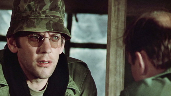 Donald Sutherland vào vai bác sĩ phẫu thuật, phim MASH (1970). Donald Sutherland vào vai bác sĩ phẫu thuật, phim MASH (1970).