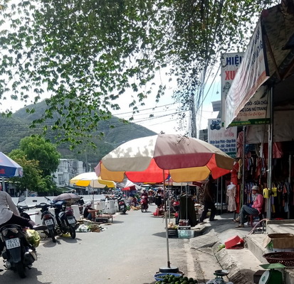 Chợ Phước Đồng chiếm hết lòng, lề đường để họp.
