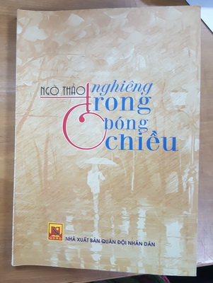 Sách Nghiêng trong bóng chiều.
