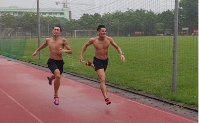 Trần Nhật Hoàng (bên trái) miệt mài tập luyện cùng đồng đội.