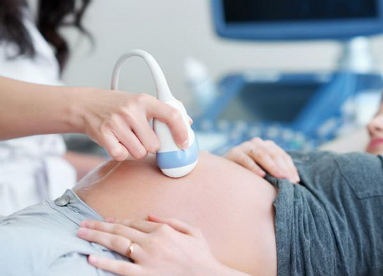 Thai phụ nên đi siêu âm định kỳ để sớm phát hiện những dị tật ở thai nhi.