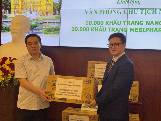 Đồng chí Lê Xuân Khánh - Phó Bí thư Đảng ủy, Quyền Vụ trưởng Vụ Quản trị - Tài vụ tiếp nhận khẩu trang do Công ty Mebiphar - AIKYA PHARMA trao tặng ngày 21/8/2020.