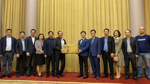 Đại diện Văn phòng Chủ tịch nước tiếp nhận 20.000 khẩu trang 3D và khẩu trang y tế đợt 1 vào tháng 2/2020 do ông Hà Ngọc Sơn - Tổng Giám đốc AIKYA PHARMA trao tặng.