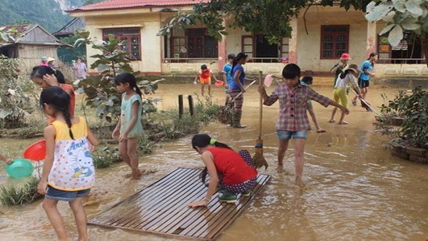 Mưa lũ khiến môi trường bị ô nhiễm, kéo theo phát sinh nhiều bệnh tật ảnh hưởng đến cuộc sống và sức khỏe người dân.