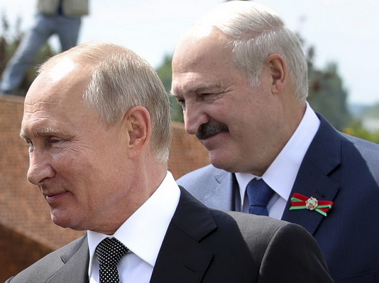 Tổng thống Nga Vladimir Putin và Tổng thống Belarus Alexander Lukashenko tại một sự kiện ở Nga vào ngày 30/6 vừa qua.