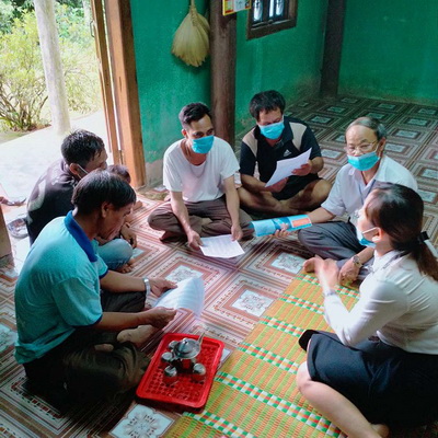 Cán bộ BHXH huyện A lưới đến tận nhà người dân để tuyên truyền về chính sách BHXH.
