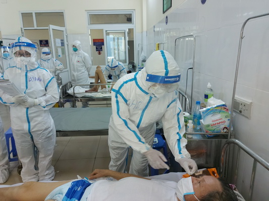 Động viên người bệnh yên tâm điều trị tại BV Dã chiến Hòa Vang - Đà Nẵng.