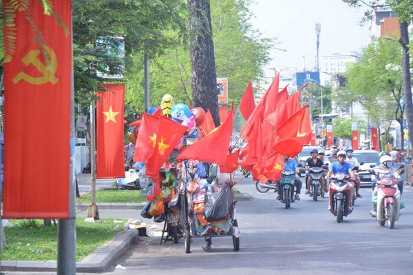 Đường phố TP. Hồ Chí Minh rợp cờ hoa chào đón Quốc khánh 2/9.