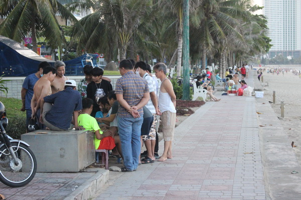 Trên nhiều công viên, bãi biển ở Nha Trang người dân khắp nơi tập trung đông kín, không đeo khẩu trang.