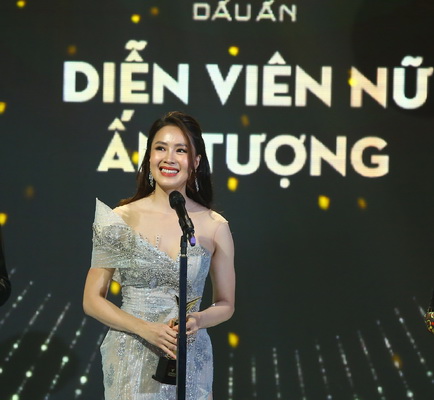 Hồng Diễm nhận giải Diễn viên nữ ấn tượng tại VTV Awards 2020.