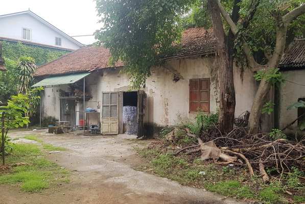 Ngôi Hậu cung cột gỗ được Công ty CP In Nghệ An cải tạo thành kho để hàng.