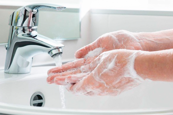Rửa tay sạch khi chăm sóc trẻ để phòng nhiễm bệnh.