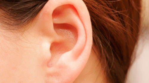 Vành tai đỏ, ngứa, khô da và bong tróc cảnh giác với bệnh chàm tai- Ảnh 2. Đau vành tai, bệnh gì?