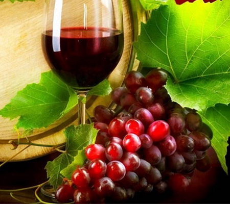 Rượu vang từ nho đỏ rất tốt cho người bị xơ vữa mạch máu có nguy cơ nhồi máu cơ tim và tăng huyết áp.
