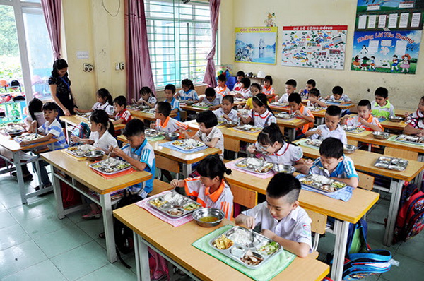 Bữa ăn bán trú của học sinh tại trường học.