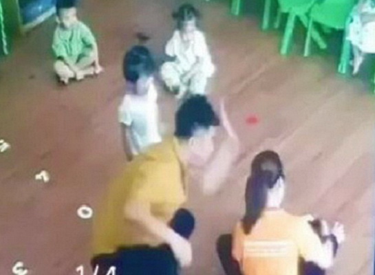 Hình ảnh trẻ bị phụ huynh hành hung ở Lào Cai (ảnh từ clip).