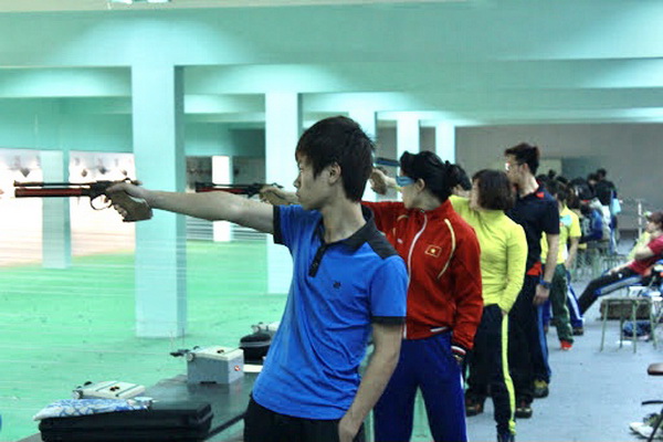 Bắn súng là sự đam mê của HLV Phạm Cao Sơn.