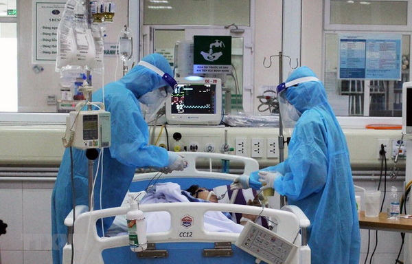 Các bác sĩ trên tuyến đầu chống đại dịch COVID-19.