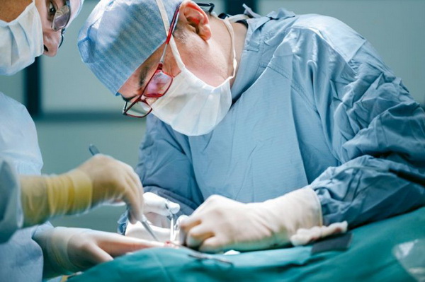 1 ngày sau tiểu phẫu cắt da bao quy đầu, người bệnh có thể tắm rửa với nước sạch và xà phòng.