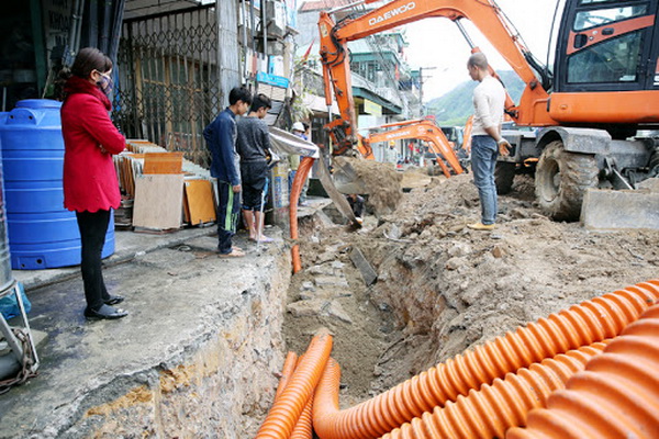 Nhiều tuyến phố bị đào xới để hạ ngầm, sau đó vỉa hè lòng đường sụt lún do không được hoàn trả như ban đầu (ảnh minh họa).