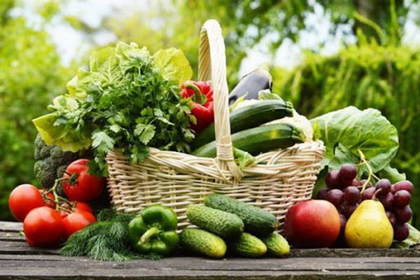 Cần ăn nhiều rau xanh, hoa quả để có chất xơ kích thích nhu động ruột, tránh táo bón.