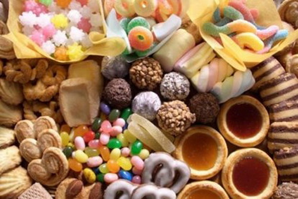 Tuổi càng cao càng giảm sức chịu đựng đối với chất ngọt. Cho nên cần phải hạn chế ăn đường, bánh kẹo.