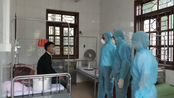 TS. Nguyễn Lương Tâm - GĐ CDC Hà Tĩnh (đứng thứ 3 từ phải qua) thăm hỏi sức khỏe bệnh nhân đang được cách ly tại Bệnh viện đa khoa huyện Hương Sơn, Hà Tĩnh.