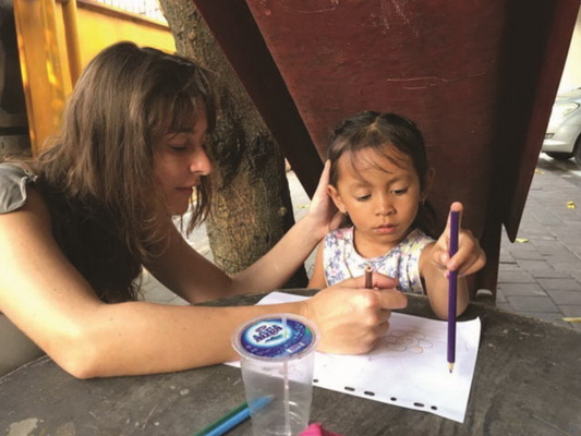 Paulina vào vai cô nuôi dạy trẻ tại Trại trẻ mồ côi Denpasar trên đảo Bali, Indonesia 2017.