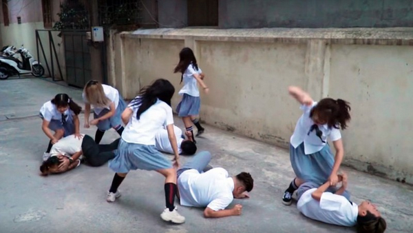 Cảnh trong một phim chiếu mạng về đề tài học trò.