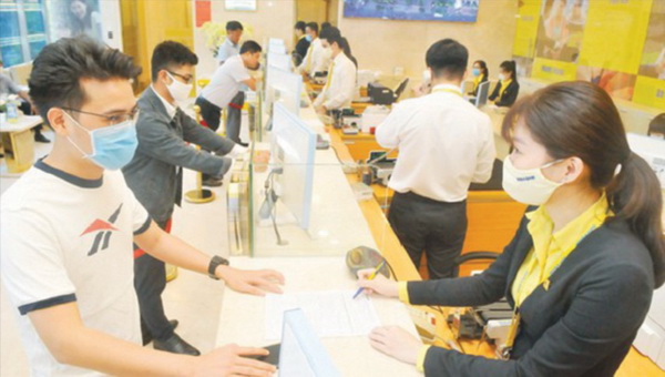 Hướng dẫn khách hàng làm thủ tục tại ngân hàng.