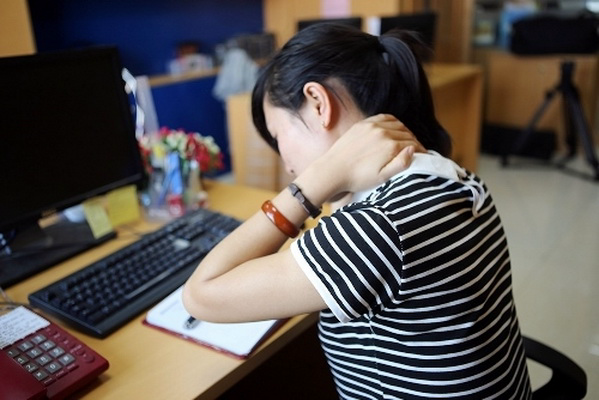 Ngồi làm việc  ở bàn giấy nhiều thời gian như đánh máy dễ gây mỏi vai gáy.