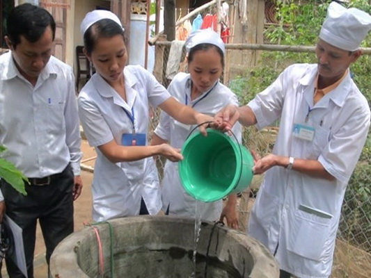 Xử lý nguồn nước sinh hoạt sau bão lũ giúp phòng bệnh hiệu quả.