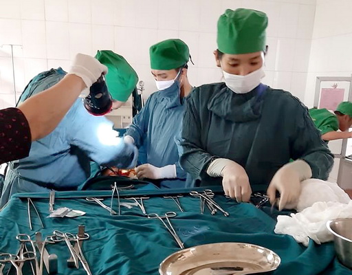 Bác sĩ BVĐK huyện Cẩm Xuyên mổ đẻ cho sản phụ.