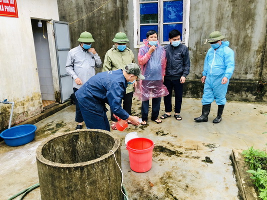 Trung tâm Y tế huyện Hương Khê nhanh chóng tiến hành khử khuẩn cho các giếng nước bị ngập lũ.