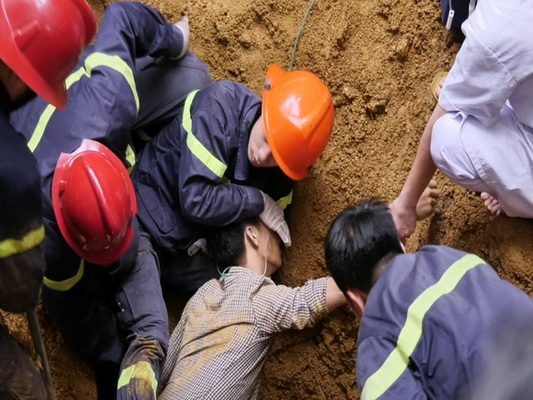 Cứu người gặp nạn do sạt lở tại miền Trung.