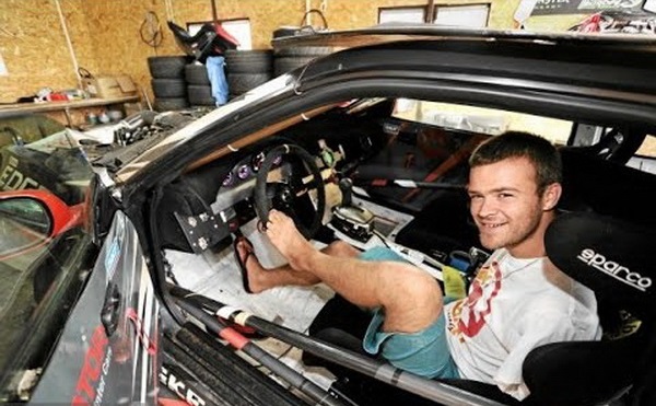 Bartosz Ostalowski với xe BMW E30 trong gara ô tô gia đình.