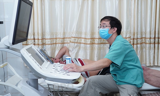 ThS.BS. Nguyễn Tuấn Hải khám sàng lọc cho bệnh nhân suy giãn tĩnh mạch.