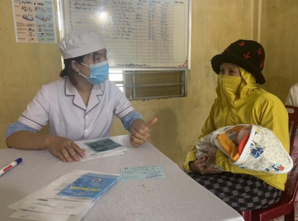 Cán bộ Trạm y tế xã Triệu Thượng, Triệu Phong, tỉnh Quảng Trị tư vấn về dinh dưỡng và các biện pháp phòng bệnh sau bão lũ cho bà mẹ nuôi con nhỏ.