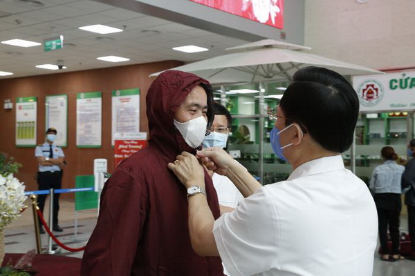 Giám đốc BV Phổi TW Nguyễn Viết Nhung chia tay bệnh nhân ghép phổi được ra viện.
