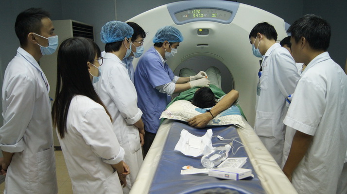 Bác sỹ Bệnh viện K Trung ương chuyển giao kỹ thuật điều trị và chăm sóc cho bệnh nhân ung thư cho y tế Lai Châu năm 2018.