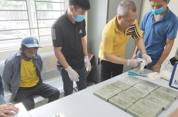 Công an quận Nam Từ Liêm phát hiện vụ vận chuyển 15 bánh heroin qua đường xe khách.