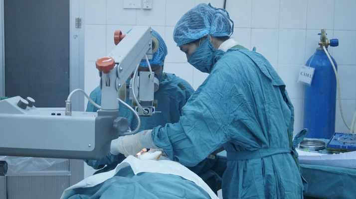 Các bác sĩ BV Mắt Trung ương và bác sĩ CDC Lai Châu phẫu thuật đục thủy tinh thể bằng phương pháp Phaco.