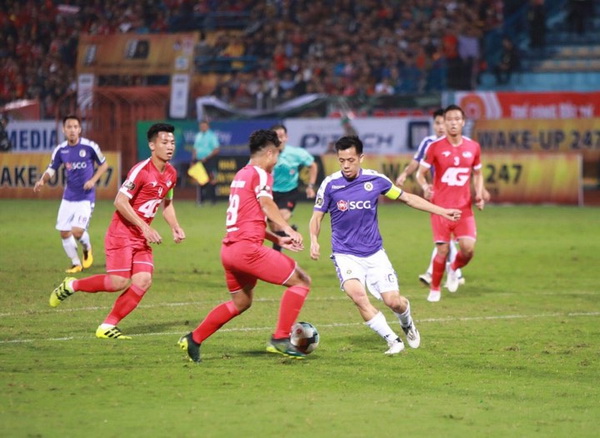 Văn Quyết (quần trắng) của CLB Hà Nội FC được bầu chọn là cầu thủ hay nhất ở V.League 2020.