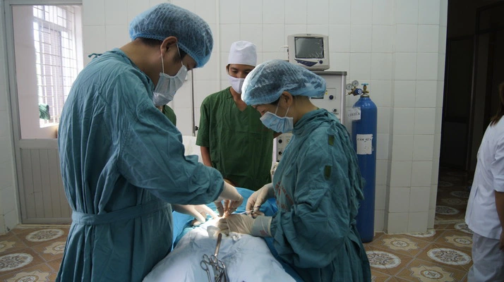 Các y, bác sĩ Tổ chức Marie Stopes Việt Nam và Trung tâm Y tế Tam Dương mổ mắt cho người bệnh.