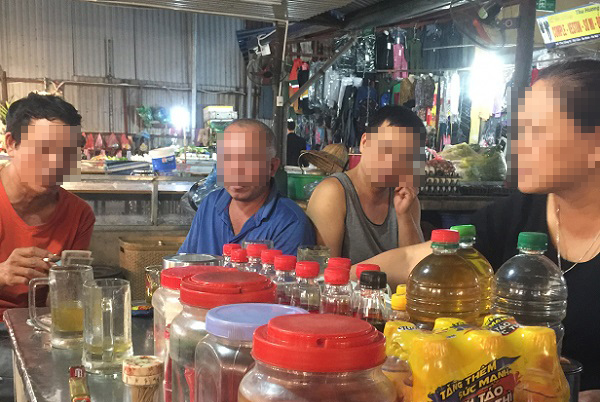 Người dân không đeo khẩu trang nhưng vẫn vô tư tụ tập uống nước chè trong khu vực chợ Cống Vị.