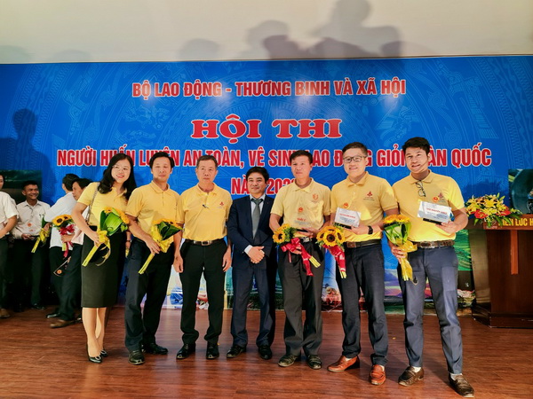 Lãnh đạo Cục An toàn lao động với đội thi.