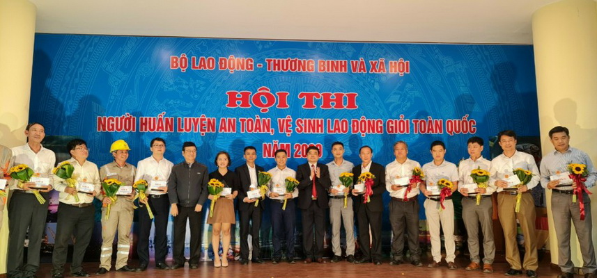 Ông Hà Tất Thắng Cục trưởng Cục An toàn Lao động, Bộ LĐ-TB&XH, Trưởng ban chỉ đạo Hội thi trao quà và chúc mừng các đội thi.