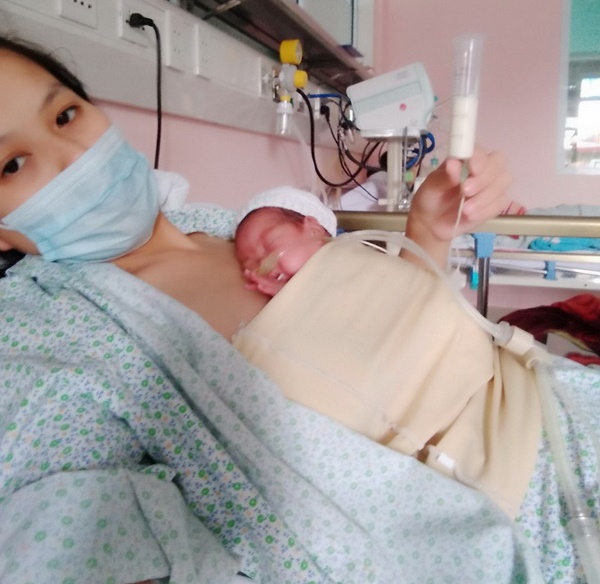 Phương pháp Kangaroo giữa bé Ốc và mẹ tại BV Nhi Trung ương. Ảnh BVCC