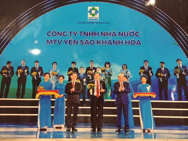 Ông Nguyễn Anh Hùng nhận biểu trưng Thương hiệu Quốc gia 2020.
