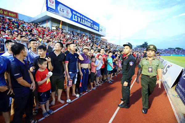Người hâm mộ tràn xuống sân trong trận Hồng Lĩnh Hà Tĩnh - Hà Nội FC tại V.League 2020.